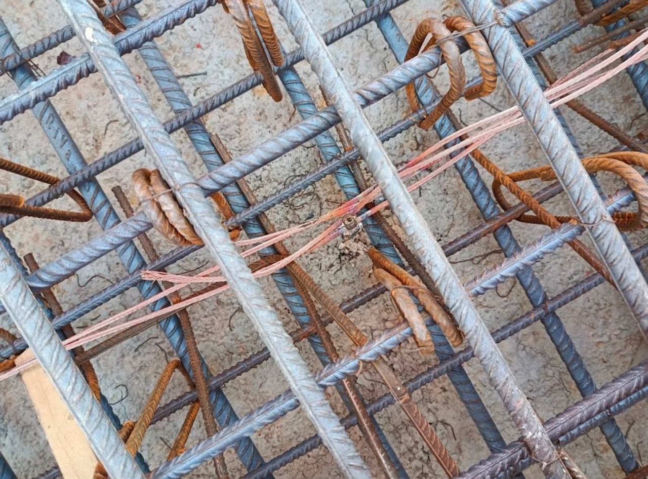 Câble cuivre nu raccordé au ferraillage d'un fond de fouille